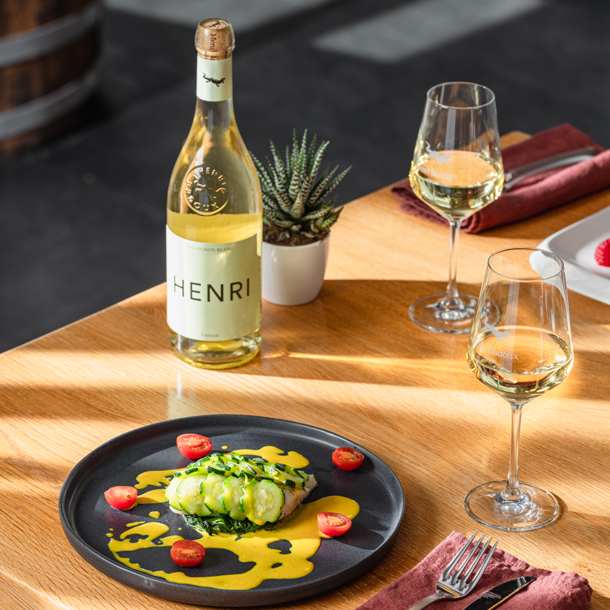 Suggestion d'accord mets vins : Henri Sauvignon de la Maison Henri Badoux, accompagné avec un filet de sandre en écailles de courgette.