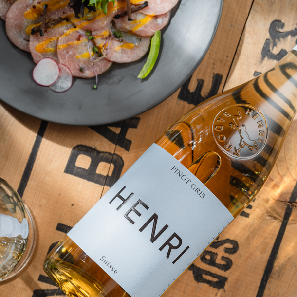 Suggestion d'accords mets vins de la maison Henri Badoux : Pinot Gris accompagné d'omble chevalier mariné aux agrumes.