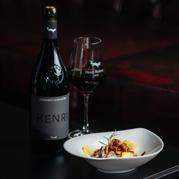 Suggestion d'accords mets-vins de la maison Henri Badoux: vin rouge Gamaret-Garanoir avec un risotto aux chanterelles