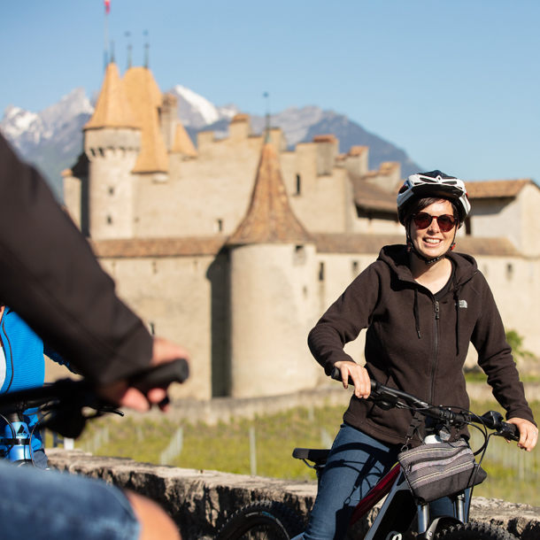 Balade en e-bike à travers les vignes, face au Château d'Aigle pour une dégustation de vin.