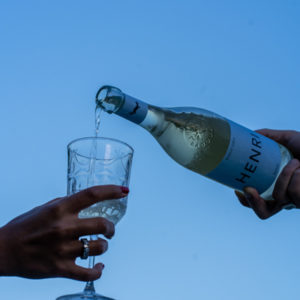 Bouteille de vin blanc Henri Pinot Gris, la marque suisse de la Maison Henri Badoux.