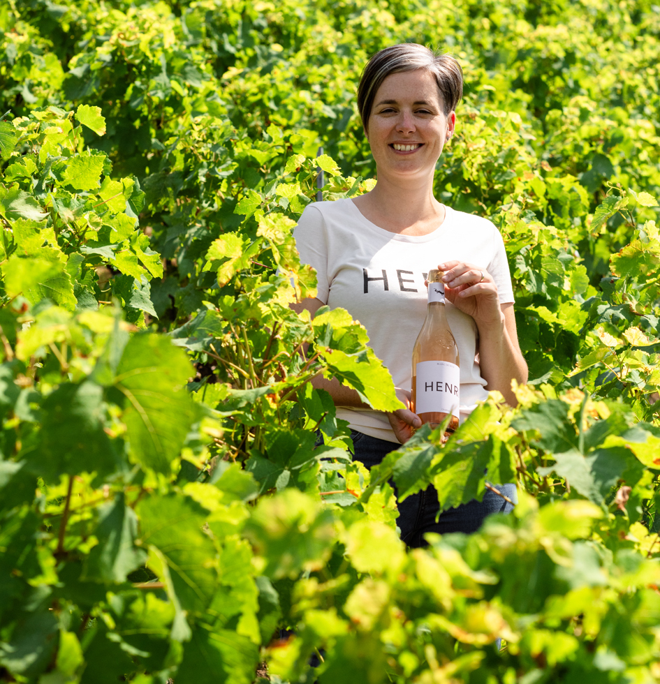 L'Œnologue de la Maison de vin Henri Badoux, au coeur des vignes.