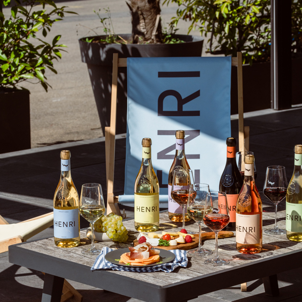 Terrasse de la BadouxThèque, lieu de dégustation des vins Henri Badoux à Yvorne.