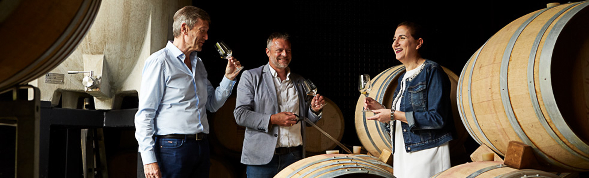 Initiation à la dégustation, avec les vins Henri Badoux, dans le chai à Barrique de la BadouxThèque à Yvorne.