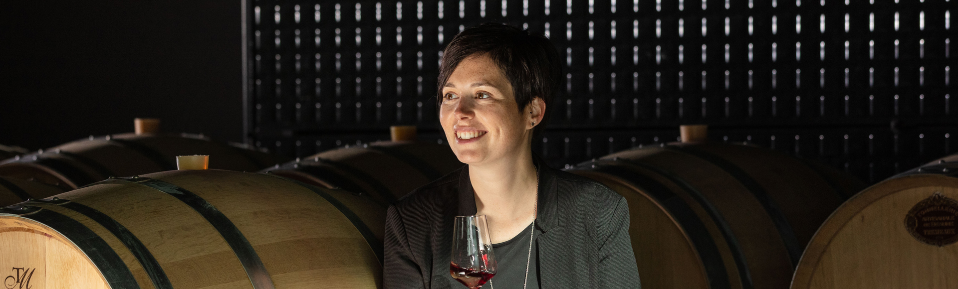 Marjorie Bonvin, l'Oenologue de la Maison Henri Badoux, dans le chai à barrique.