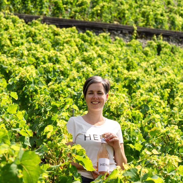 Marjorie Bonvin, Oenologue de la Maison Henri Badoux, au coeur des vignes.