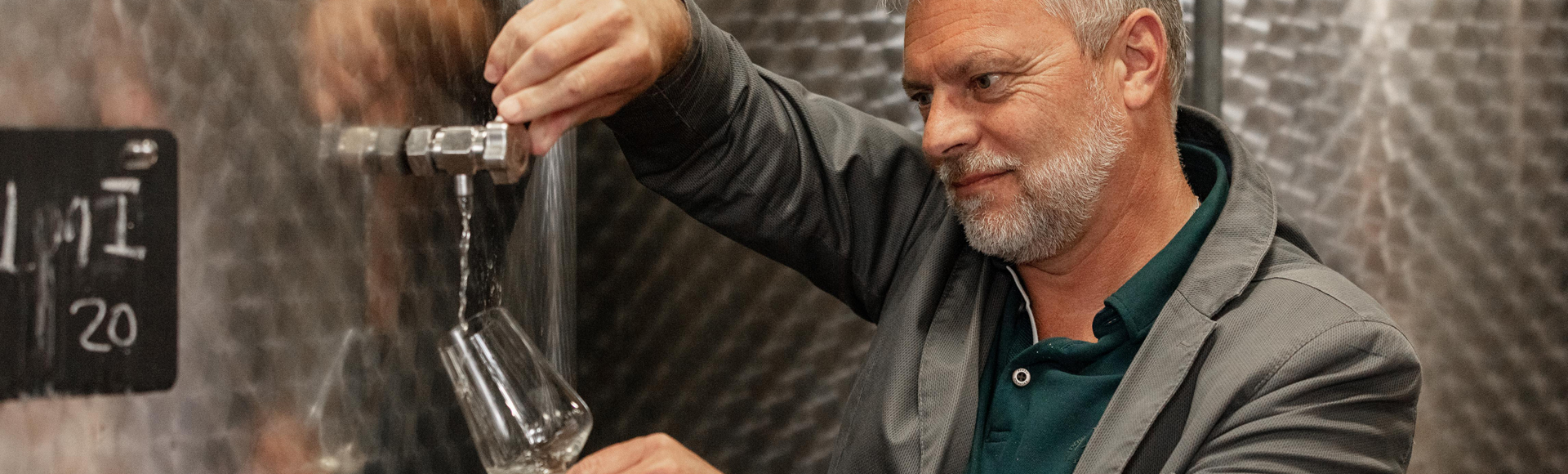 Dégustation de vin à la cuve lors des visites de cave de la maison Henri Badoux.